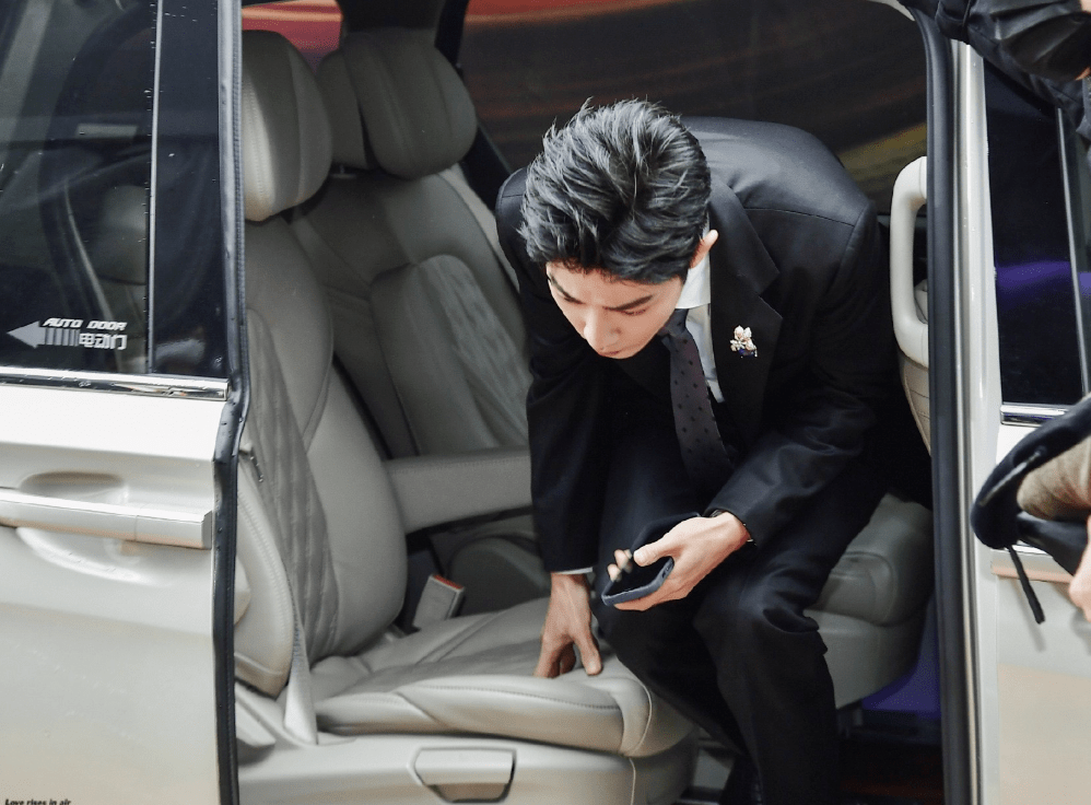 肖战豪车大片超炫酷!