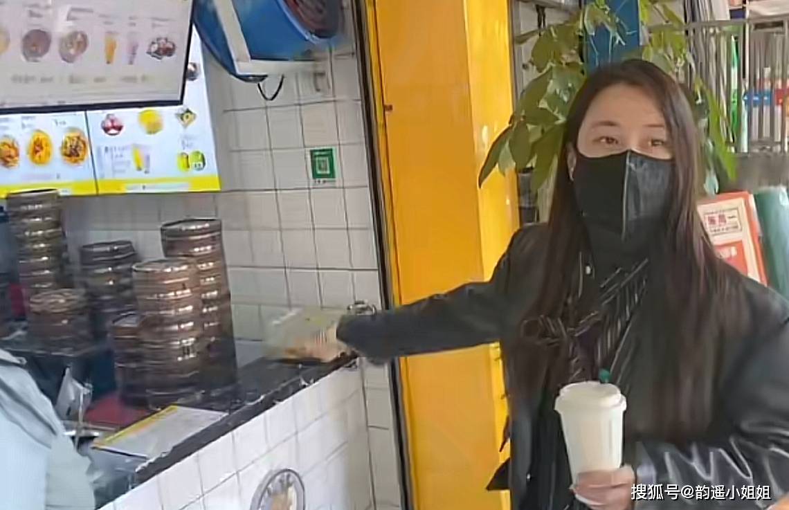 马苏|40岁马苏素颜现身路边摊,大口吃8块钱鱼粉,不戴口罩被路人无视