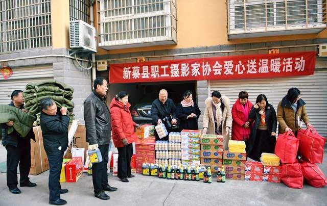 协会的爱心志愿者来看自己,家住南湖街道黄园村的县劳动模范黄希生,站