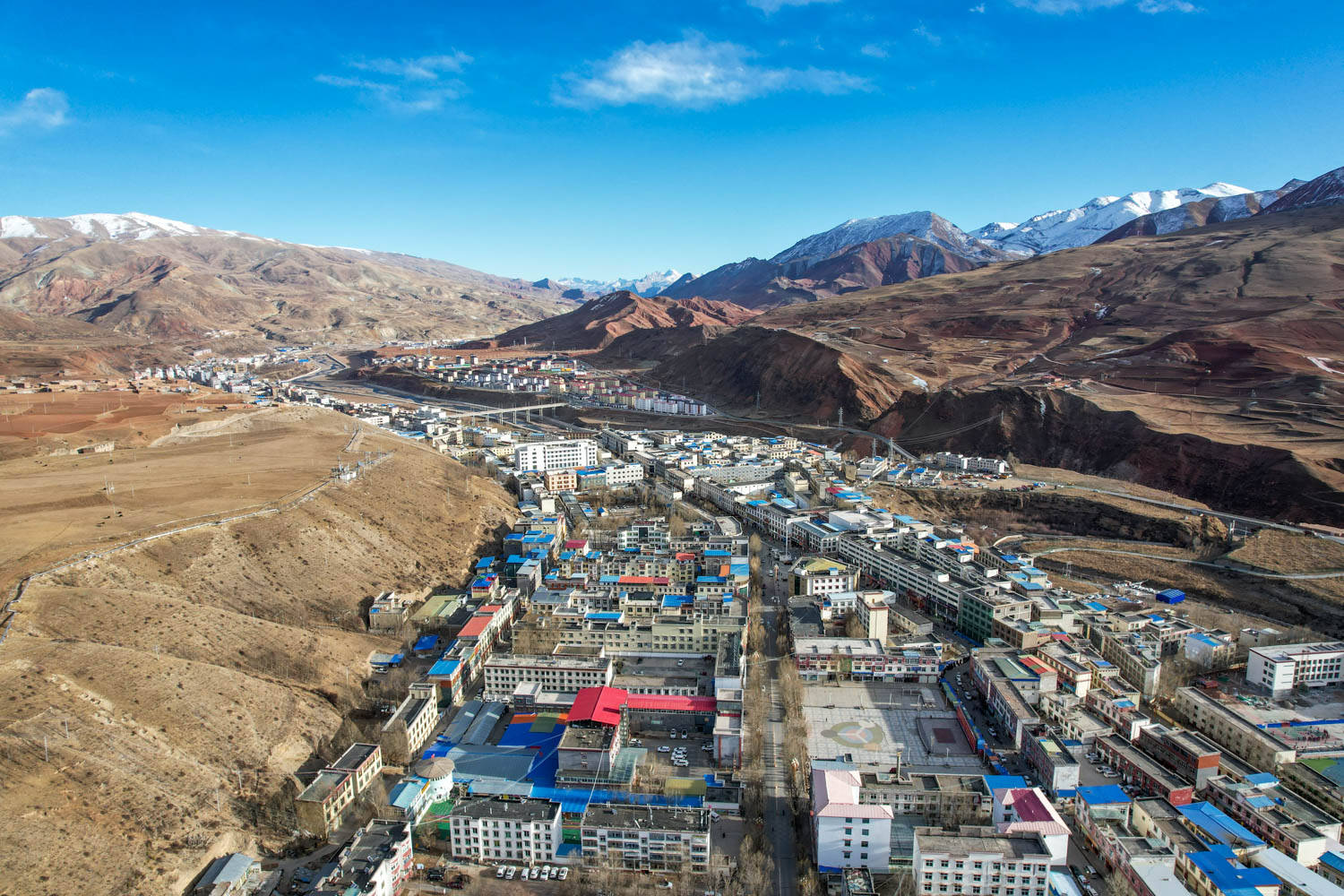 西藏东部小城，风光举世闻名，满街都是虫草店，一生一定要游一次