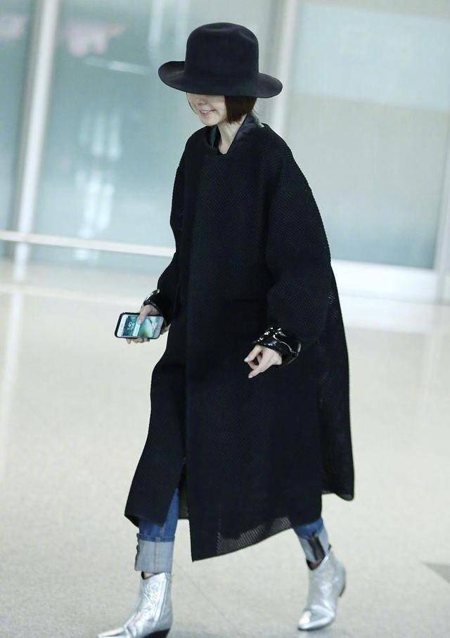 下半身 鲁豫真的太会穿！黑色大衣搭配牛仔裤时髦精致，可惜瘦得厉害
