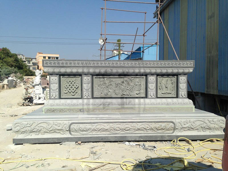 现在我们可以看到,它一般是八角形的须弥座,这也与古代须弥座的雕刻