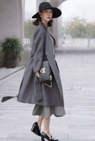 黑色 中年女人别穿得花花绿绿，试试高级“气质灰”穿搭，优雅到骨子里
