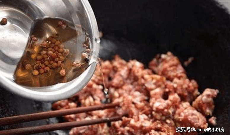 羊肉馅饺子怎么做好吃窍门 6b5d870bd91046c2a7d39b05c4b889b6.png