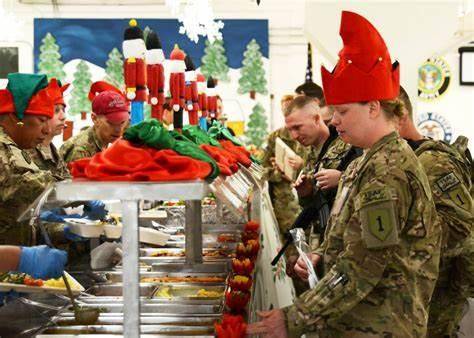 美军的圣诞节福利有哪些？会餐必不可少，官兵们大快朵颐