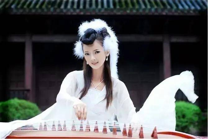 来客|『千家诗会·146期』冬来客梦烟云舞，几树梅红绽远汀