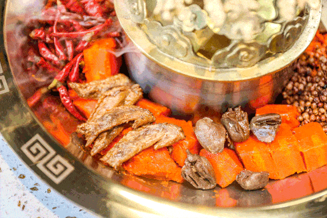 多味锅底快来火凤祥吃火锅吧~抽奖领取霸王餐和玫瑰花茶快扫描上方