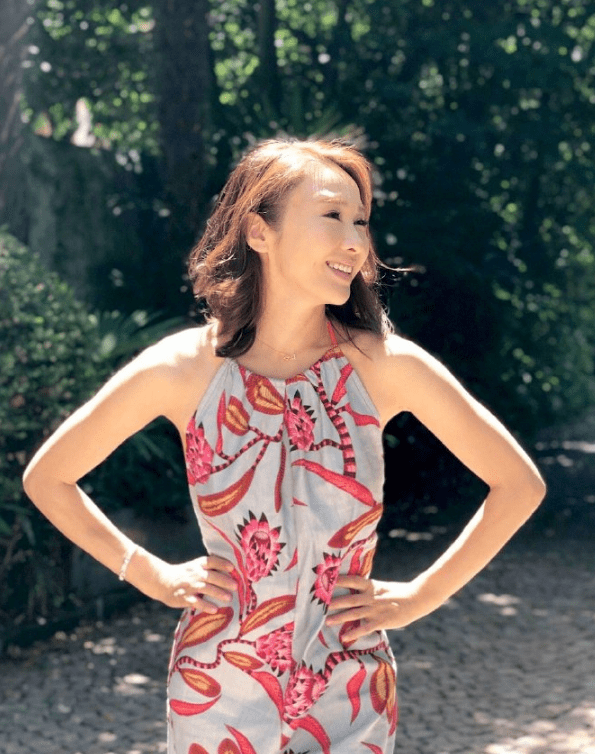 长发 48岁黎姿大秀美背身材好，露肩吊带配长发，气质比20岁姑娘还好