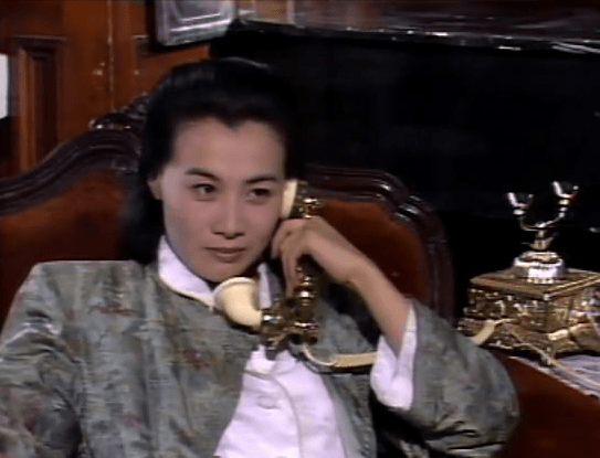 鲍小姐，鲍小姐看上方鸿渐是因为他和自己的未婚夫长得很像