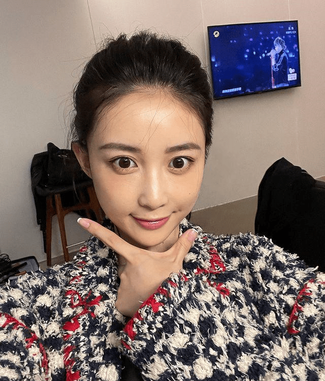 潘玮柏的妻子在火锅店忙前忙后,和朋友们一起举杯欢庆_宣云_老公_客人