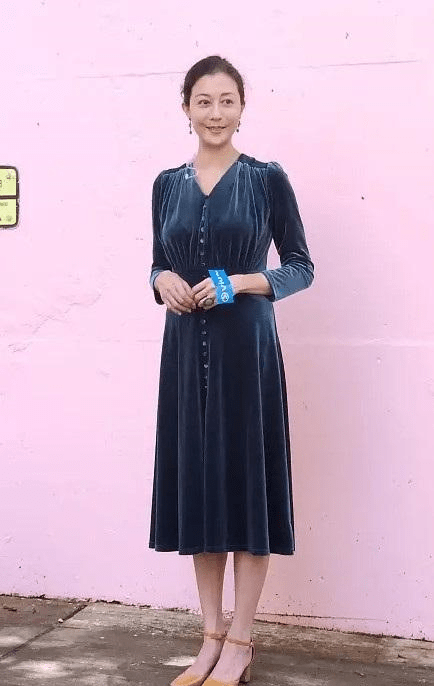 吴绮莉又美回来了穿简约长裙自信露面气质不像快50岁的女人