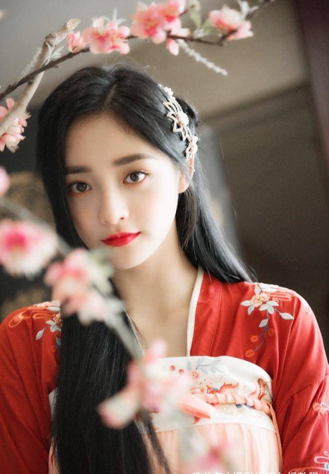 超越 盘点穿汉服拍照最好看的明星，杨超越排第一没人反对吧？