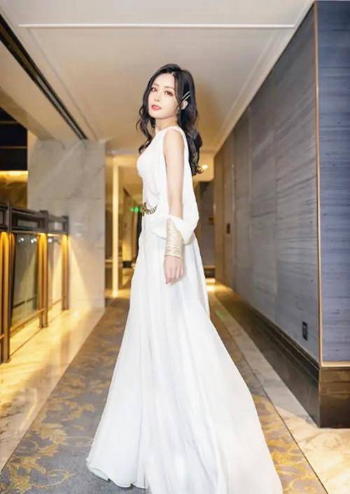 仙女 “人间芭比”汤晶媚 穿白色礼服裙如仙女 开“缝”设计显别致