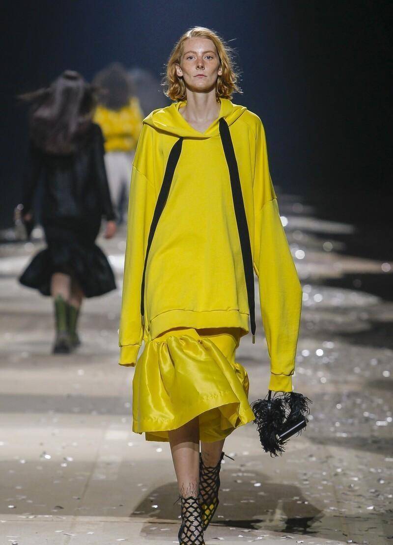 Polo 今冬卫衣适合搭配半身裙,上身活力下身妩媚,女人这么穿很有气质