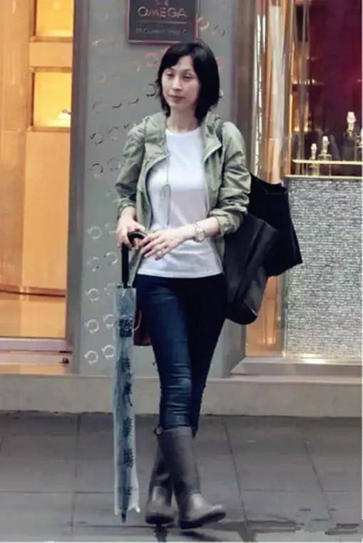 爱妻 刘青云爱妻郭蔼明素颜上街 搭配朴素如“路人” 气质依然优雅