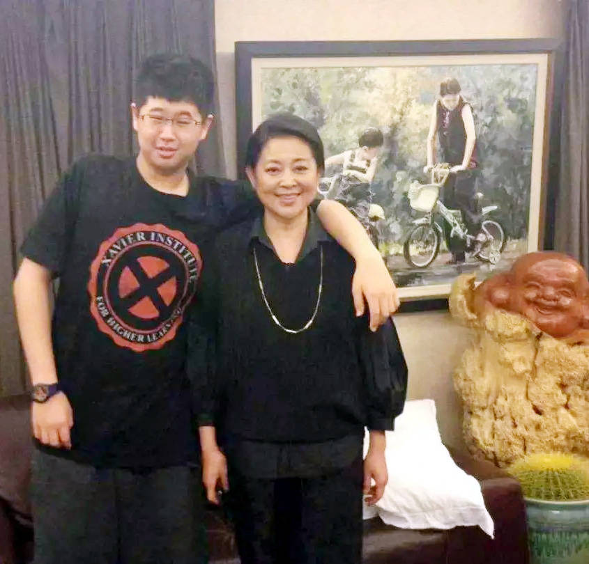原创倪萍的儿子虎子艰辛的求医路背后是妈妈的白发和心痛