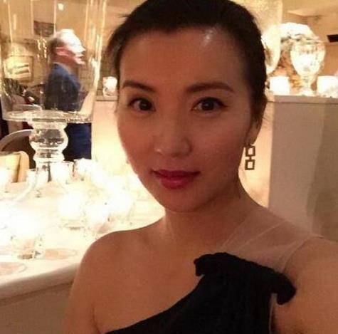 少才行 万人迷陈好外出聚餐，近照模糊穿着普通，一样挡不住她的美！