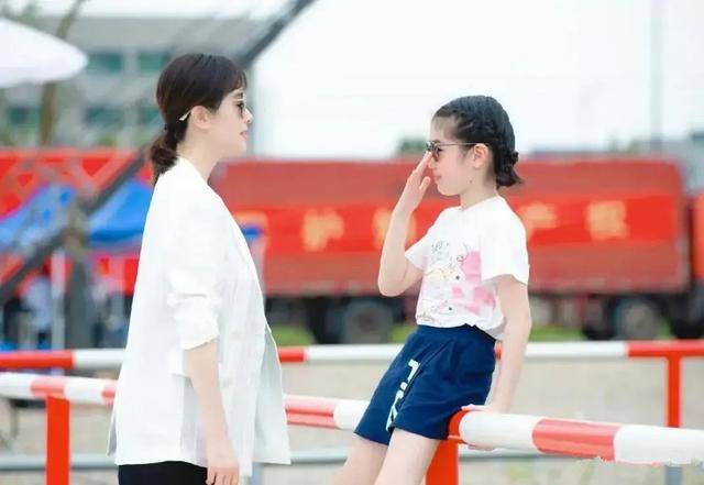 短裙 左小青和女儿一同游玩 穿白色西装配短裙 “冠军”腿又细又直