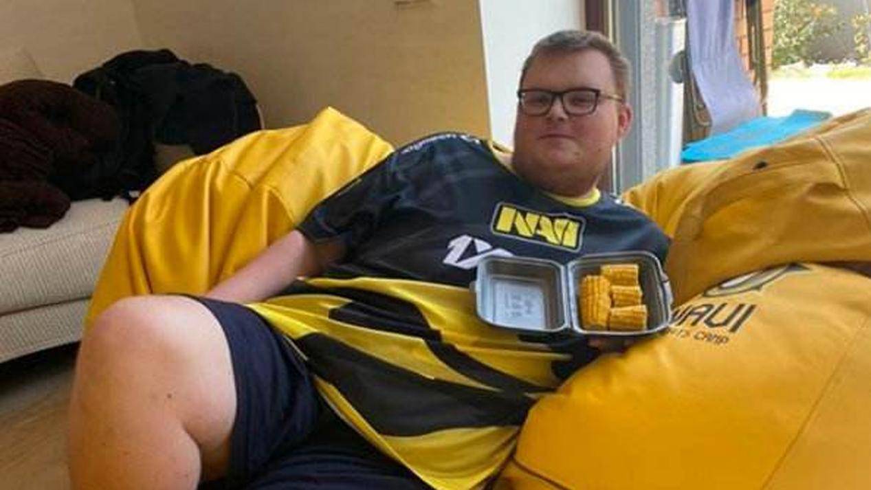 在刚刚结束的blast世界总决赛上,对阵的双方是navi和红星,胖球虽然看