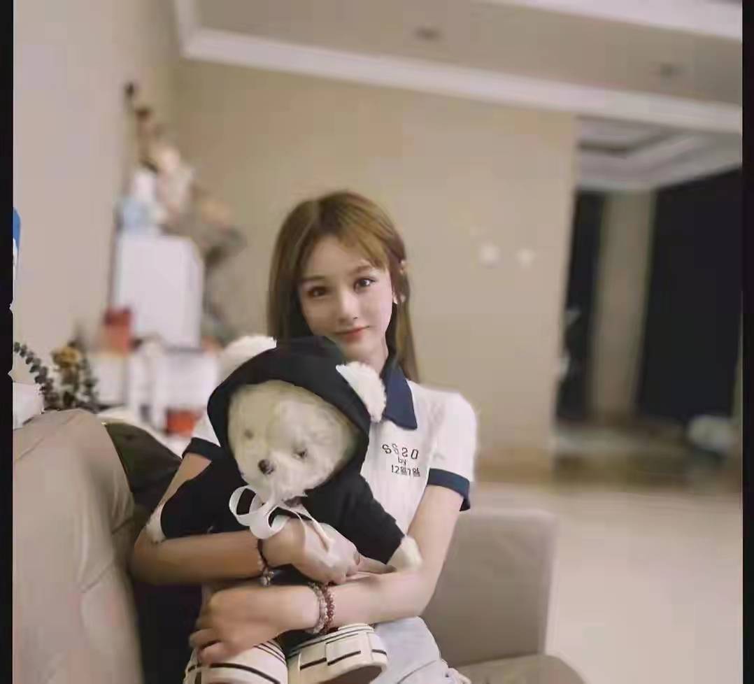 原创h姓男爱豆又塌房了夜店与美女亲密搂抱早前被扒恋爱劈腿