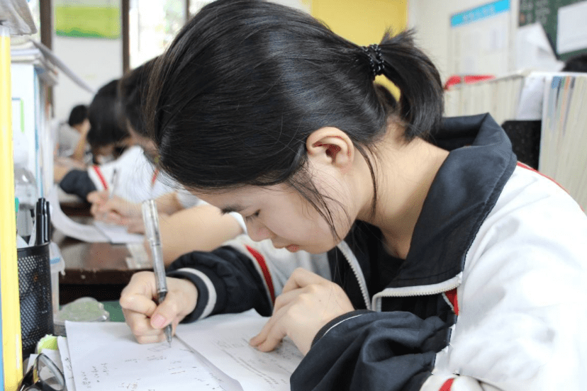 高三女生每天凌晨5点到教室学习,自律性感动老师,网友却这样说_身体