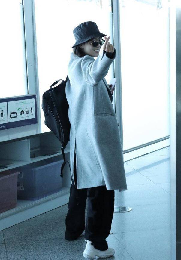 身材 32岁张嘉倪厉害了,宽衣配宽裤也显苗条,7千的行李箱都不起眼了