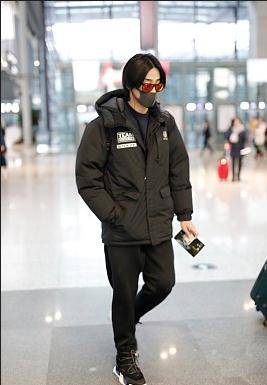 设计 29岁郑云龙穿2千多棉服潇洒又挺拔，搭上黑裤黑鞋后却有老干部风