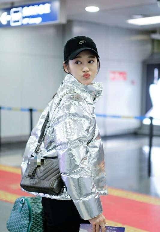 黑色 31岁李纯背个3万的包也没存在感，银色面包服下的铅笔裤才是精髓