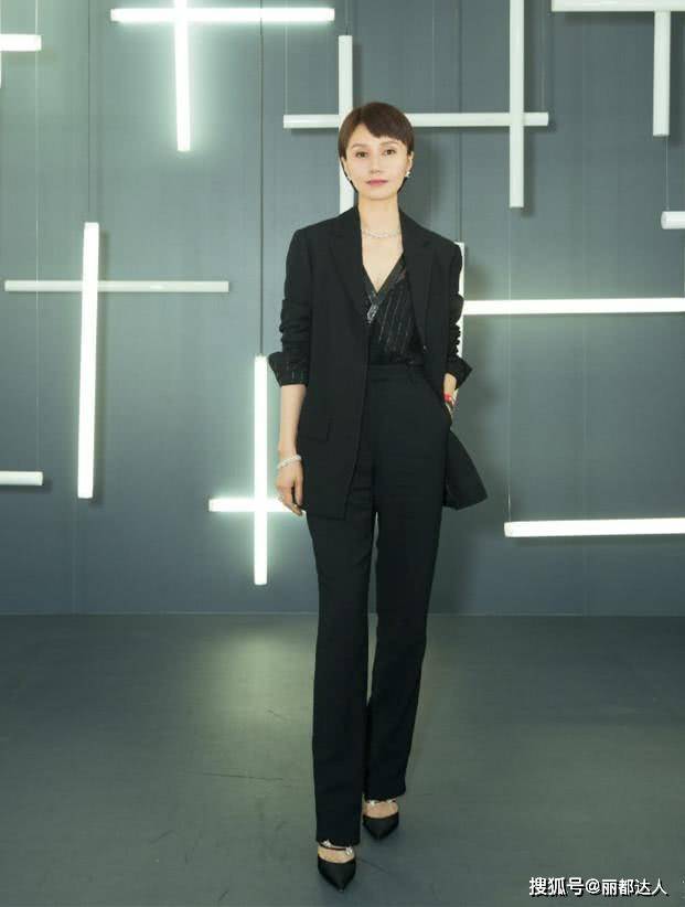 情侣 袁泉夫妇罕见同框 低调黑色秒变“情侣色” 夏雨头发很“顽强”