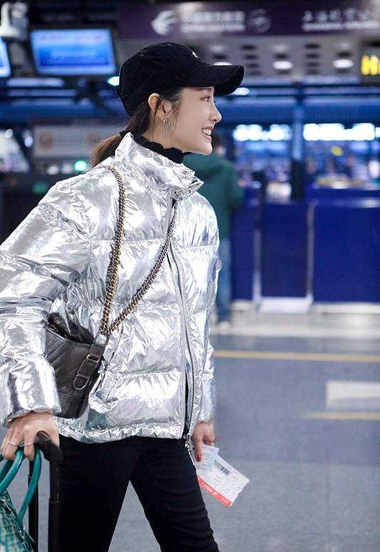 黑色 31岁李纯背个3万的包也没存在感，银色面包服下的铅笔裤才是精髓