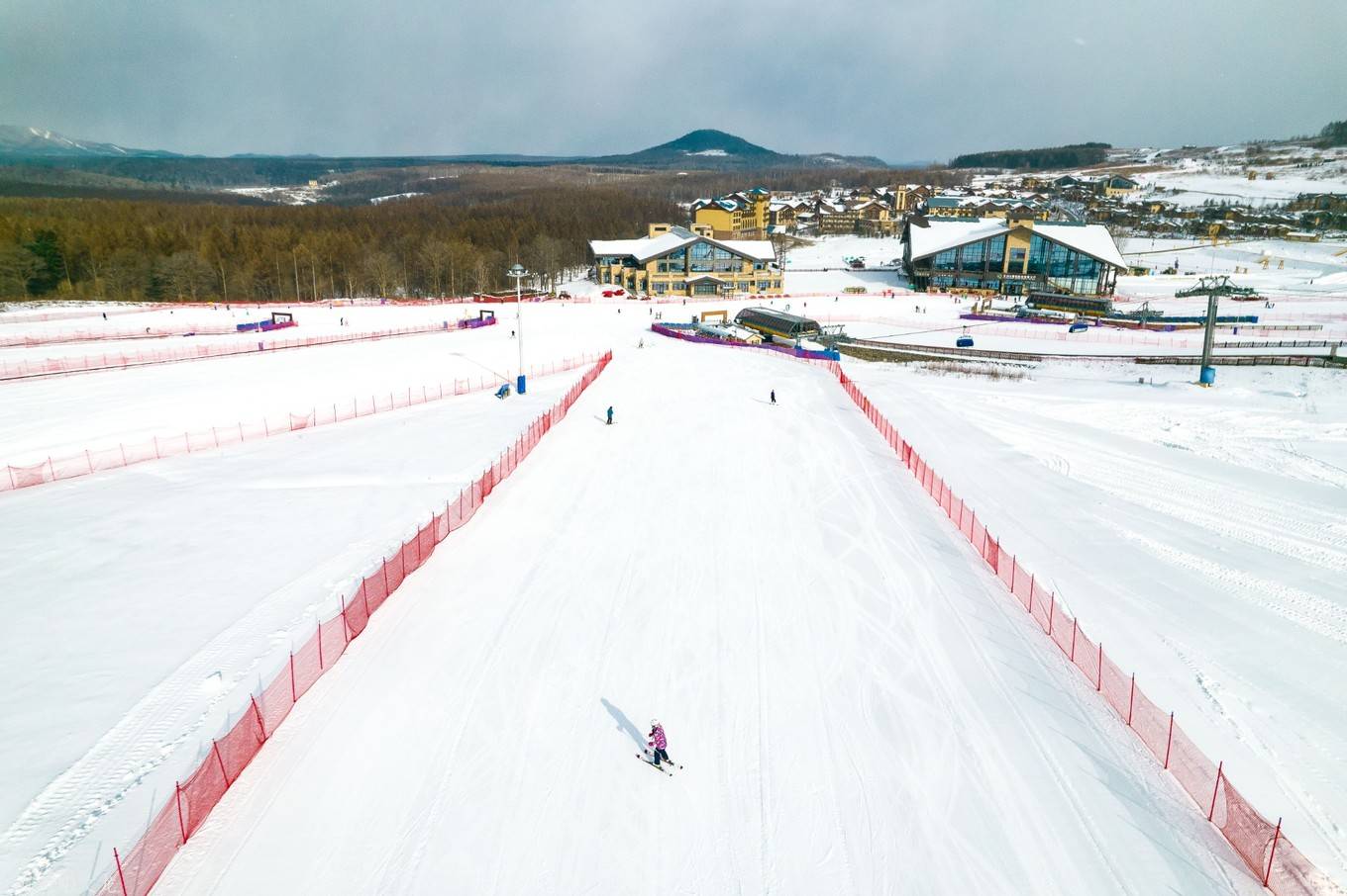 火炕|冬季在东北正确打开方式，长白山鲁能胜地滑雪UTV住火炕