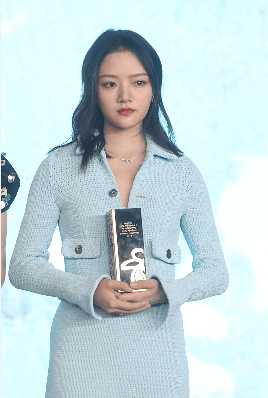 服装 任敏的生图和精修图有点差别,可气质魅力依旧在,穿蓝色服装好美