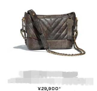 黑色 31岁李纯背个3万的包也没存在感，银色面包服下的铅笔裤才是精髓