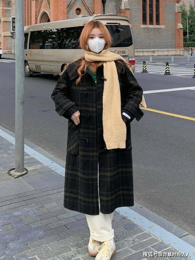 小个子 小个子女生，冬季穿搭记住这2个“口诀”，身高155也能变身时髦精