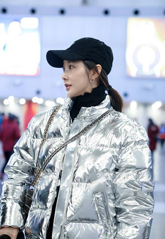 黑色 31岁李纯背个3万的包也没存在感，银色面包服下的铅笔裤才是精髓