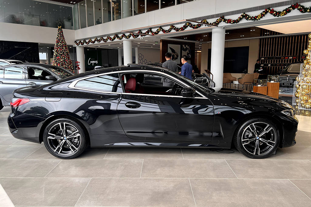 入门版配置不"丐",外形比3系拉风,实拍宝马4系双门轿跑425i m_搜狐