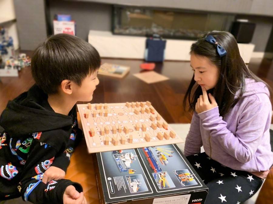 滑板 田亮晒女儿玩滑板照,11岁森碟T恤配百褶裙,长腿吸睛气质太出众