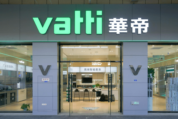 事实上,华帝一直通过指派专业的营销人员到门店帮扶的方式助力线下