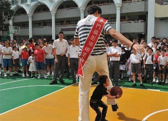 亚洲第一巨人张欢有多高：曾是姚明队友，若无伤病或成中国篮球第一人(图6)