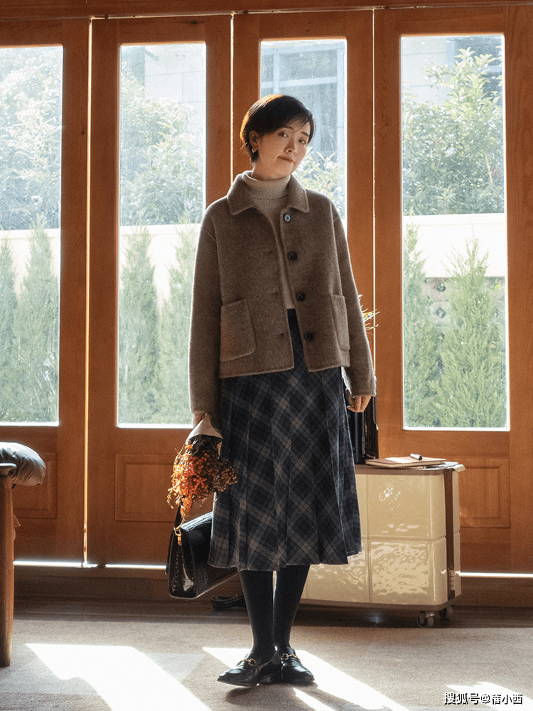 显得 简约、精致、优雅、高级,这就是“毛呢外套”穿搭的范,值得参考