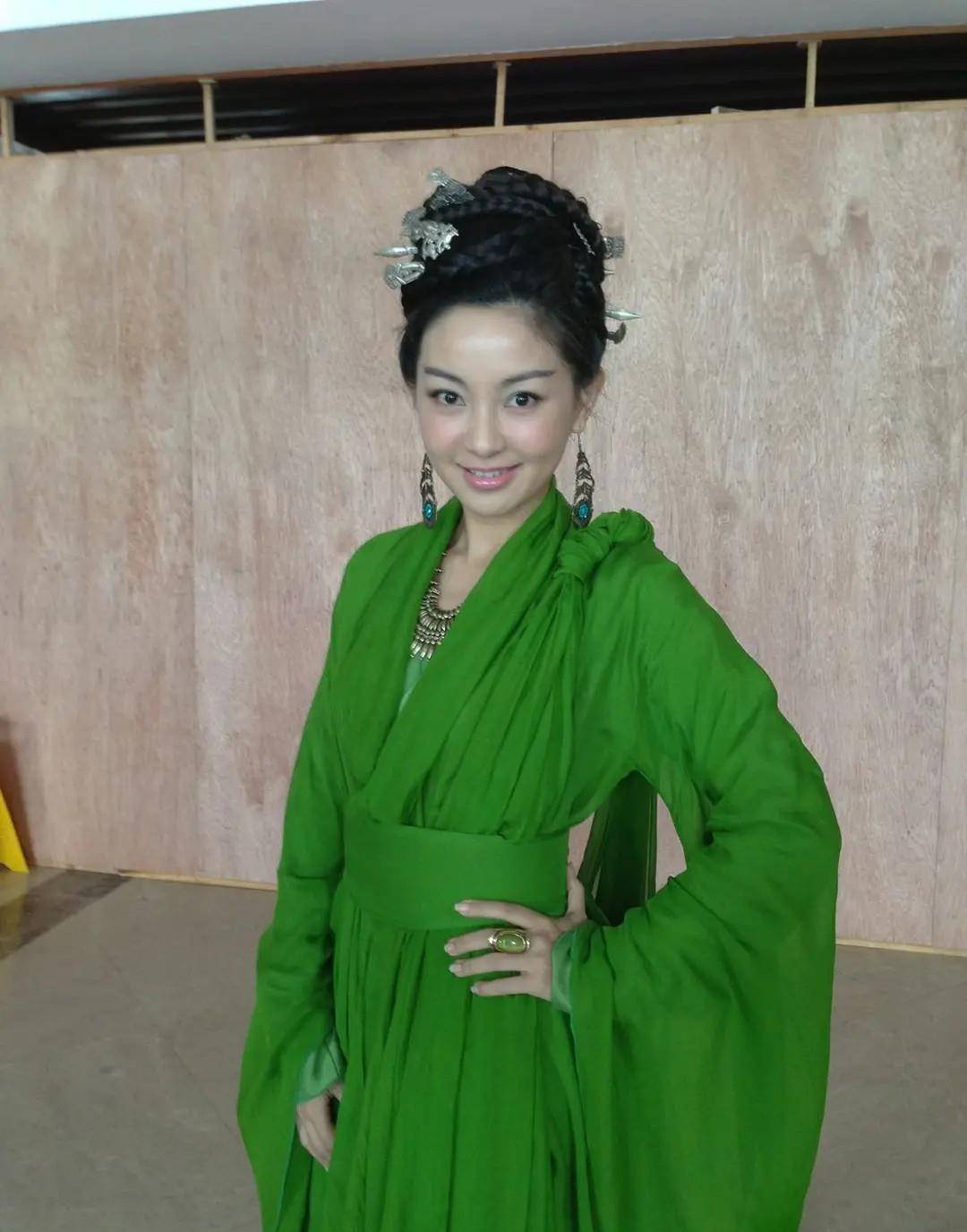 他倒也公平,除了钟灵,陈秀丽饰演的钟灵母亲甘宝宝也是这个色儿.