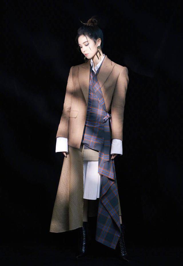 因为 郁可唯越来越有女人味，长头发搭配亮片西服，大长腿实力太吸睛