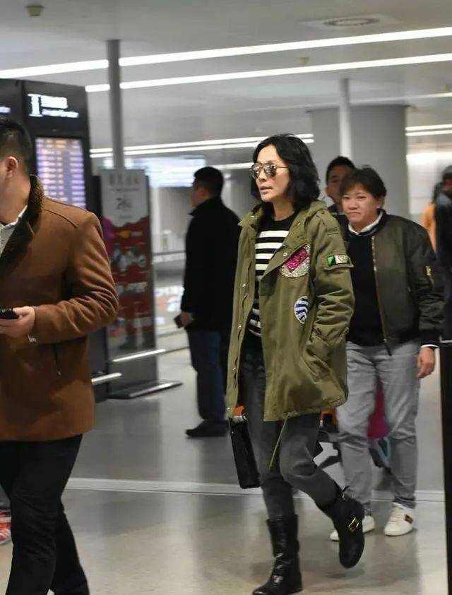 感觉 刘嘉玲素颜现身机场，再加上这大妈短发，就是个普通老人！