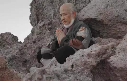 国画大师杨彦53岁时花4千万娶24岁非洲女孩恩爱10年后出家为僧