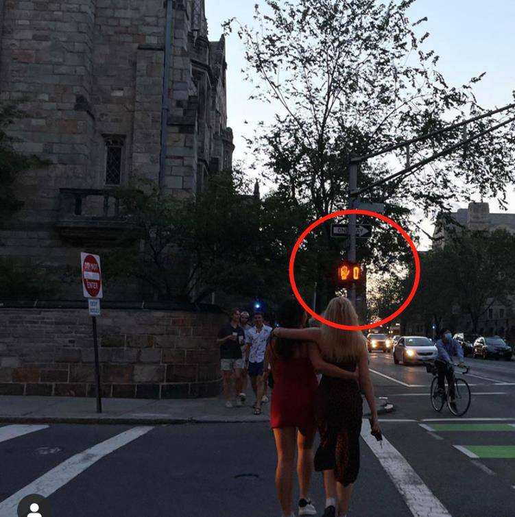 好身材 邓文迪大女儿近照罕曝光！穿红色紧身裙小腿粗壮，过马路不等绿灯