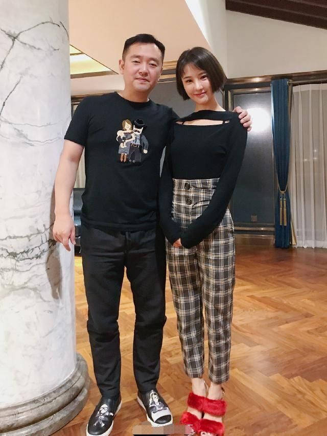 日子|孔令辉闹笑话！被嘉宾围着合影表情僵硬，球迷调侃：被绑了眨眨眼