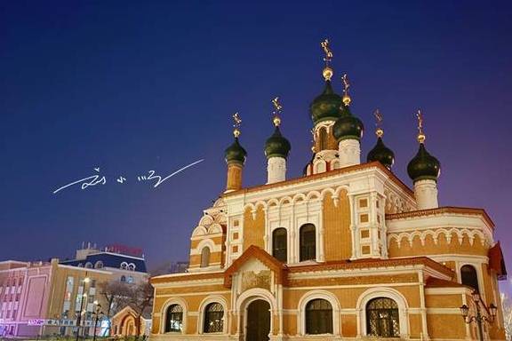  原创 哈尔滨火车站前有一座老教堂，游