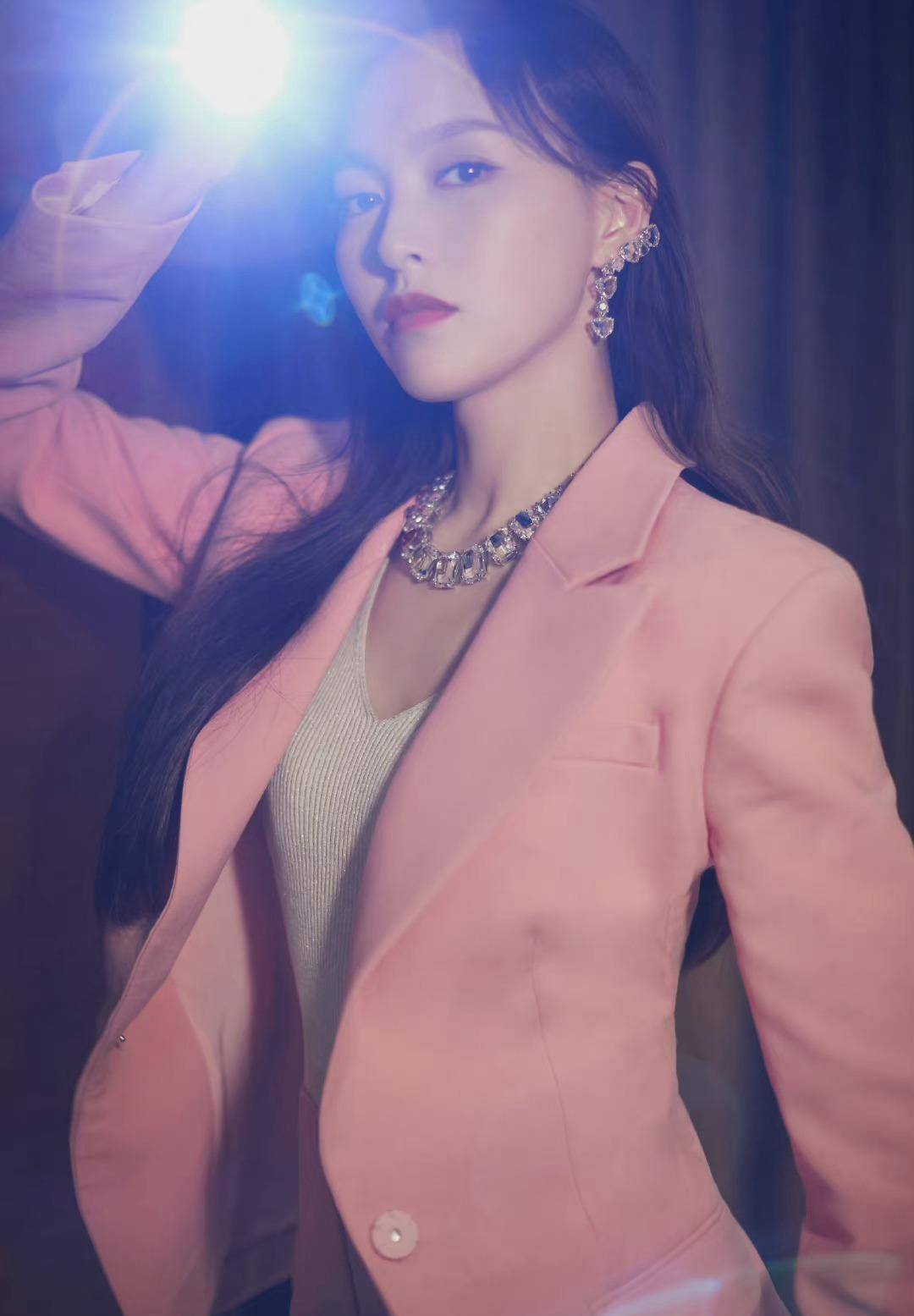 御姐 38岁的唐嫣美貌营业，身穿粉色西装套装又飒又美，大长腿抢镜