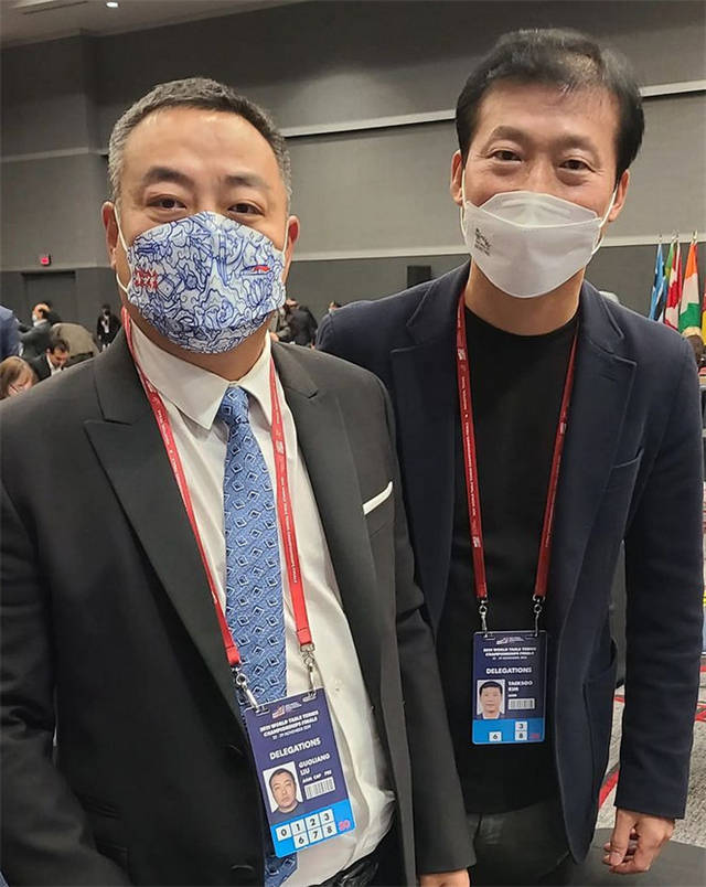 日子|孔令辉闹笑话！被嘉宾围着合影表情僵硬，球迷调侃：被绑了眨眨眼