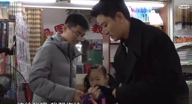 节目组|孙艺洲到素人家里吃饭 三块大排吃了俩 女主人实在没忍住制止他了